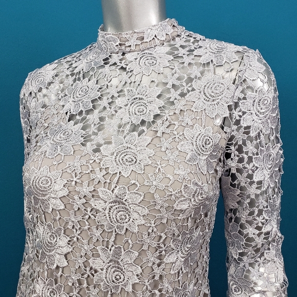 🆕️ 🎬 CLUB L LONDON Silver Crochet Lace Midi Dress // (NWT) - Picture 9 of 12